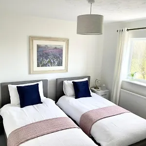 Comfortable And Spacious Superb Holiday In Llanelli, Dog Friendly Llanelli